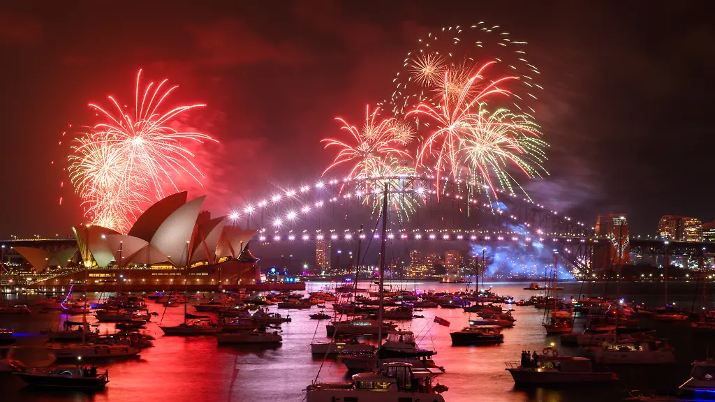 Waehrend-der-Silvesterfeierlichkeiten-am-Mrs-Macquarie-s-Point-in-Sydney-war-um-21-Uhr-das-Feuerwerk-Calling-Country-ueber-dem-Hafen-von-Sydney-zu-sehen
