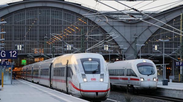 Person fährt mehrmals ohne Ticket Zug und wird freigesprochen - was ein Pappschild damit zu tun hat Person fährt mehrmals ohne Ticket Zug und wird freigesprochen - was ein Pappschild damit zu tun hat