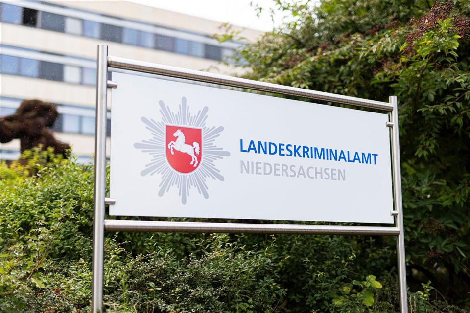 Was macht eigentlich das Landeskriminalamt Niedersachsen? Das zeigen zwei Beamte künftig auf Social-Media-Plattformen. (Symbolbild)Michael Matthey/dpa
