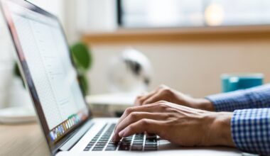 Bildbeschreibung: Jemand der an einem Laptop sitzt.