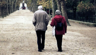 Bildbeschreibung: Ein Seniorenpaar das draußen spazieren geht.