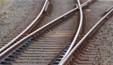 Steine auf Gleisen: Bahnstrecke Hamburg