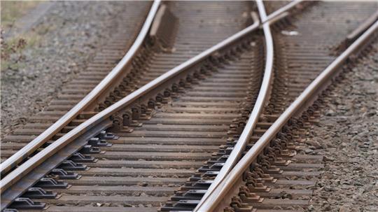 Steine auf Gleisen: Bahnstrecke Hamburg