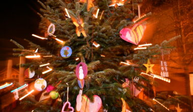 Die Weihnachtsaktionen im Wiesbadener Adventsmarkt beinhalten Krimilesung und Kinderbasteln.