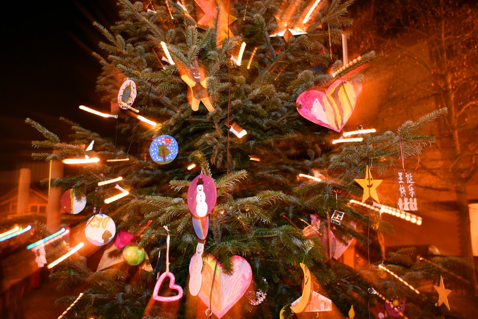 Die Weihnachtsaktionen im Wiesbadener Adventsmarkt beinhalten Krimilesung und Kinderbasteln.