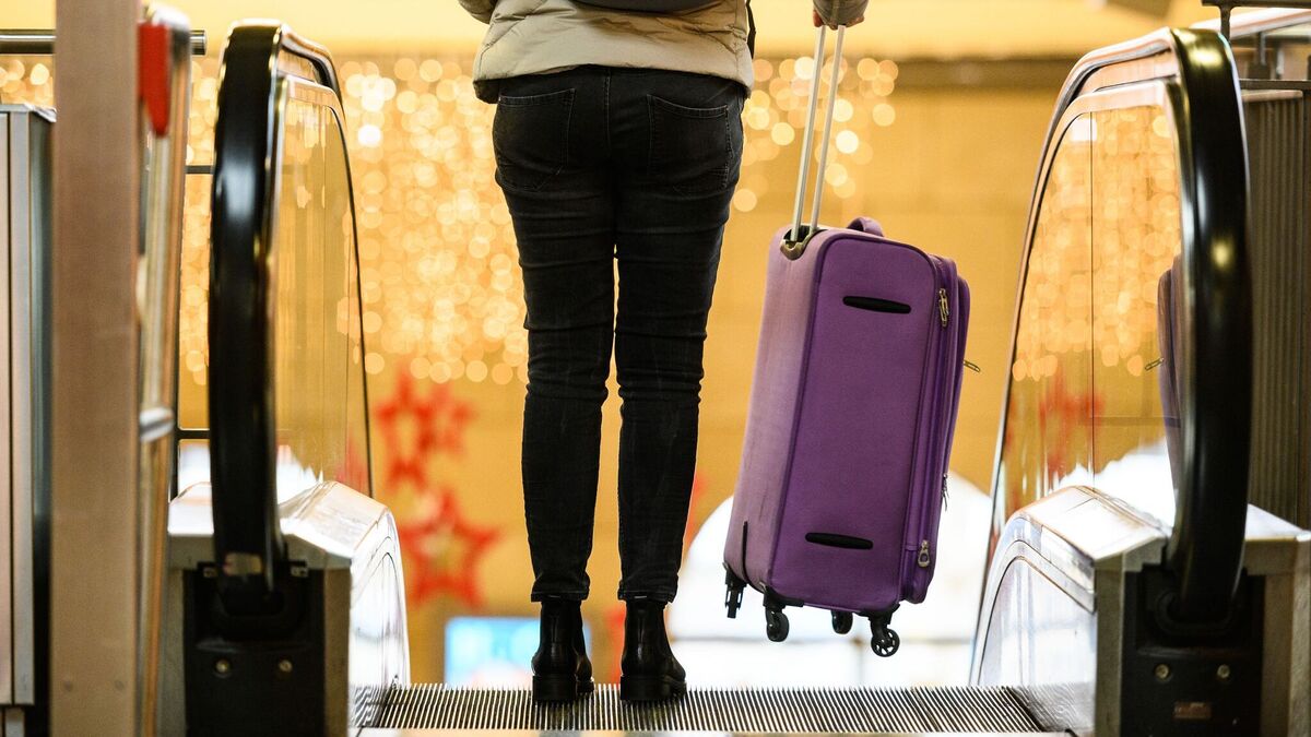 Zahlreiche Menschen machen sich vor Weihnachten auf den Weg zu ihren Liebsten. (Symbolbild)