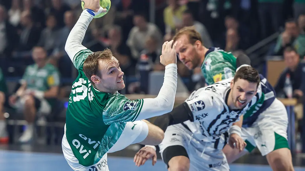 Welthandballer-Mathias-Gidsel-kommt-gegen-Kiel-akrobatisch-zum-Abschluss
