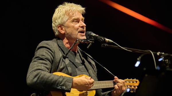 Mit einer großen Kiste voller neuer Songs im Gepäck reist Werner Schmidbauer am Freitag, 30. Januar, nach Nürnberg. Unter dem Titel "Mia san oans" performt der Liedermacher und Moderator ab 20 Uhr seine tiefsinnigen Lieder. Mit einer großen Kiste voller neuer Songs im Gepäck reist Werner Schmidbauer am Freitag, 30. Januar, nach Nürnberg. Unter dem Titel "Mia san oans" performt der Liedermacher und Moderator ab 20 Uhr seine tiefsinnigen Lieder.