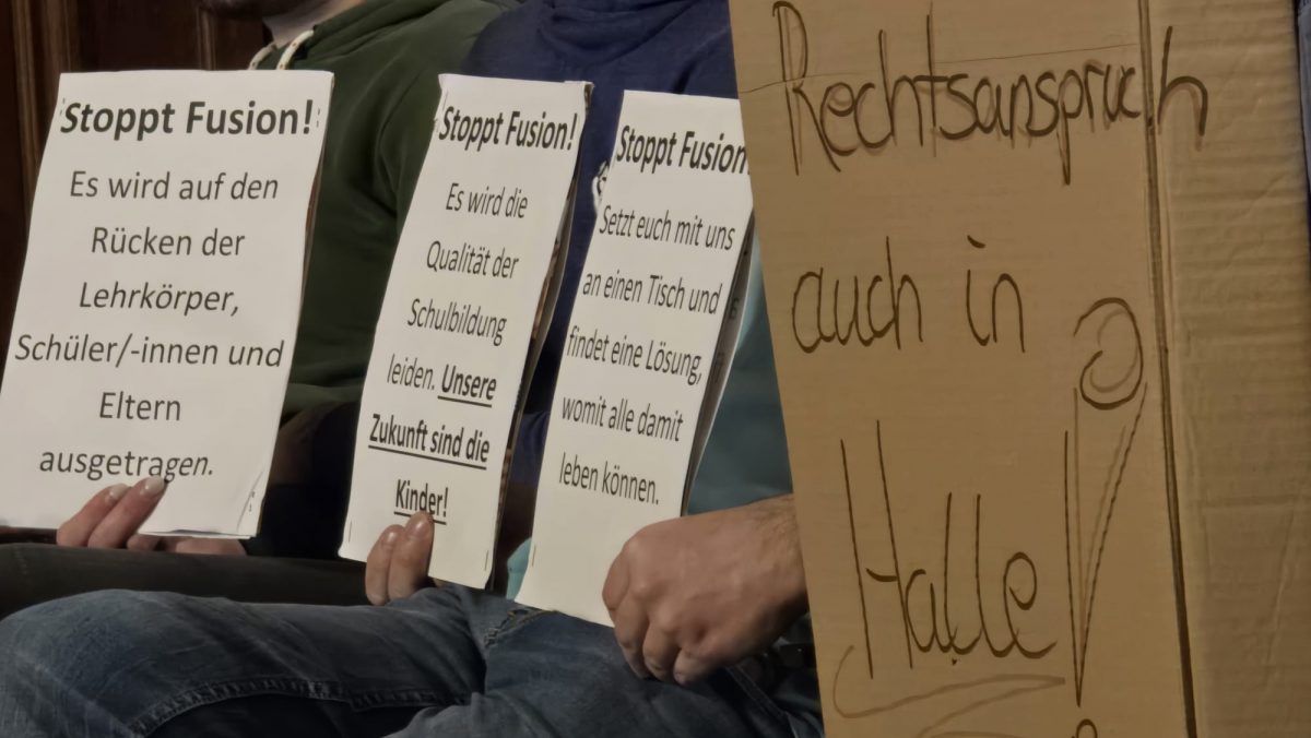 Bildungsausschuss vertagt Beschluss zur Fusion von IGS Am Steintor und KGS Hutten, Eltern und Schüler protestieren, Schulleiter wirft Stadt falsche Zahlen vor