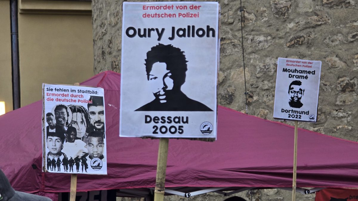 Kundgebung und Demonstration in Halle – Plakate am Polizeirevier – Du bist Halle