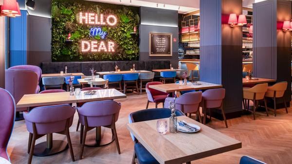 Gastro-Kette Wilma Wunder eröffnete im November in der Königstraße 83 eine Filiale in Nürnberg. Im Angebot der neuen und ersten fränkischen Anlaufstelle des Food-Konzerns stehen sowohl Frühstück als auch Mittag- und Abendessen. Typisch für Wilma Wunder ist das verspielte Ambiente in den Restaurants, das sich aus abstrakt-moderner Blümchentapete, viel Grün, Plüschsofas, gemütlichen Ledersesseln und Sprüchen in Leuchtschrift bestückt. Gastro-Kette Wilma Wunder eröffnete im November in der Königstraße 83 eine Filiale in Nürnberg. Im Angebot der neuen und ersten fränkischen Anlaufstelle des Food-Konzerns stehen sowohl Frühstück als auch Mittag- und Abendessen. Typisch für Wilma Wunder ist das verspielte Ambiente in den Restaurants, das sich aus abstrakt-moderner Blümchentapete, viel Grün, Plüschsofas, gemütlichen Ledersesseln und Sprüchen in Leuchtschrift bestückt.