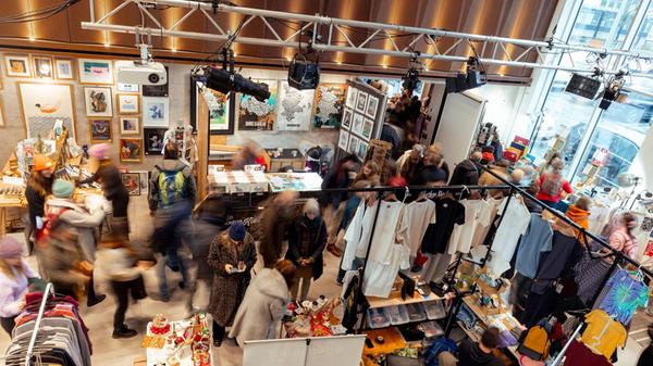 Kürzlich fand der Winterkiosk in den Räumen der Kulturwerkstatt Auf AEG statt. Nun kommt der Markt für nachhaltige Weihnachtsgeschenke ins Künstlerhaus und damit mitten in die Stadt. Draußen wie drinnen gibt's am Samstag und Sonntag jeweils von 11 bis 18 Uhr Programm. Kürzlich fand der Winterkiosk in den Räumen der Kulturwerkstatt Auf AEG statt. Nun kommt der Markt für nachhaltige Weihnachtsgeschenke ins Künstlerhaus und damit mitten in die Stadt. Draußen wie drinnen gibt's am Samstag und Sonntag jeweils von 11 bis 18 Uhr Programm.