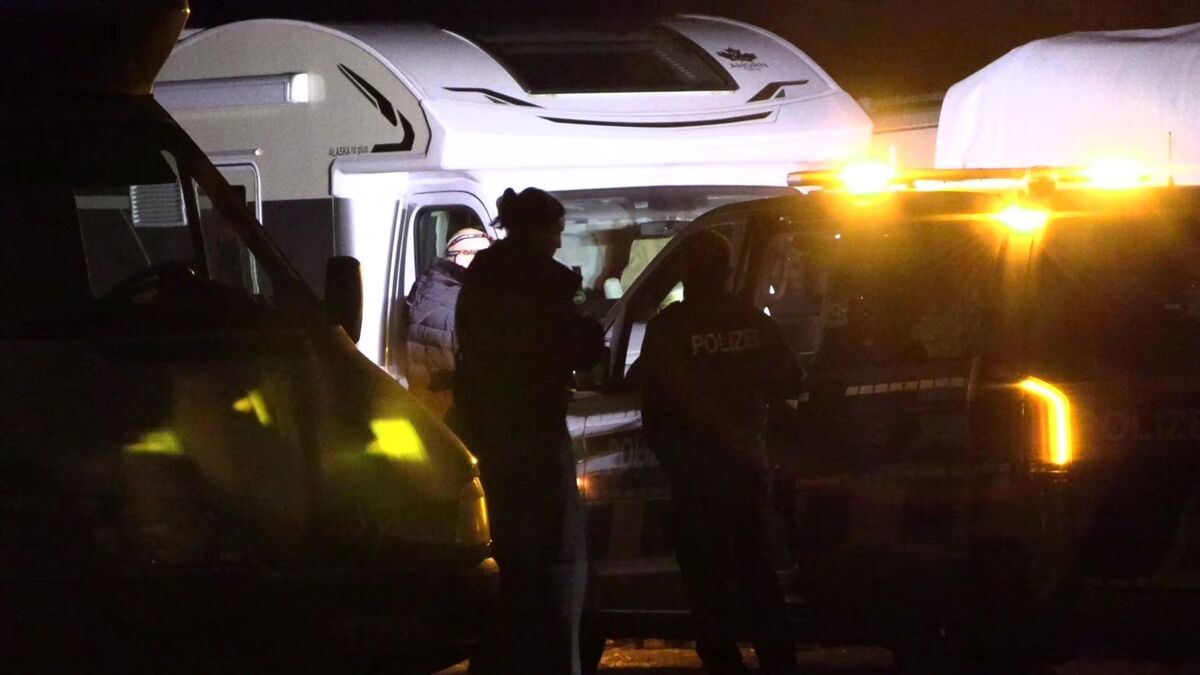 Einsatzkräfte der Polizei am Tatort. Auch ein Hubschrauber ist bei der Fahndung zum Einsatz gekommen.