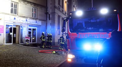 Da das Gebäude verschlossen war, mussten die Einsatzkräfte sich Zutritt verschaffen. Dabei lief der Einsatz unter anderem über den Eingang des Schulmuseums.