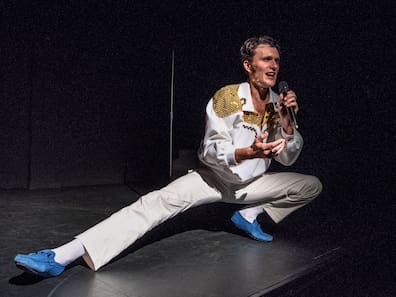 Corbin Broders als erweckter Elvis Presley in seinem eigenen Stück "Elvis lebt!" im Kieler Theater die Komödianten.