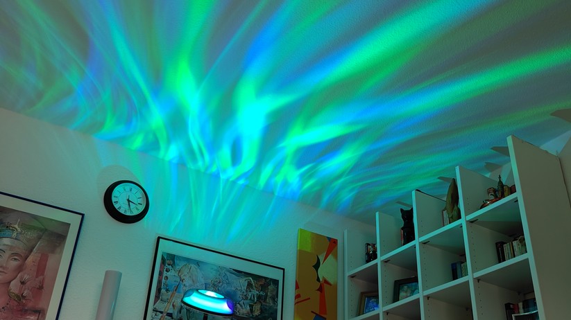 Mit der Uplighter Stehleuchte präsentiert Govee eine außergewöhnliche Stehlampe. Sie zaubert tolle Animationen an die Decke, kann aber dank einer zweiten Leuchte auch als einfache Leselampe genutzt werden. Aktuell ist sie zum neuen Tiefstpreis für 140 Euro statt 180 Euro (- 22 Prozent) erhältlich.