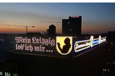 Einweihung der historischen Leuchtreklame „Mein Leipzig lob’ ich mir“ und „Willkommen in Leipzig“ auf dem Dach der Höfe am Brühl.