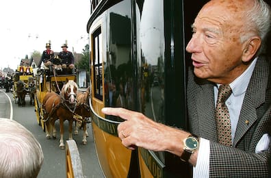Nicht auf, aber im gelben Wagen nahm Walter Scheel bei einem Postkutschen-Treffen in Solingen teil. Es ging damals im Jahr 2005 darum, nach 100 Jahren für einen Tag die Verbindung der Postkutschen zwischen Langenfeld und Solingen wiederzubeleben.