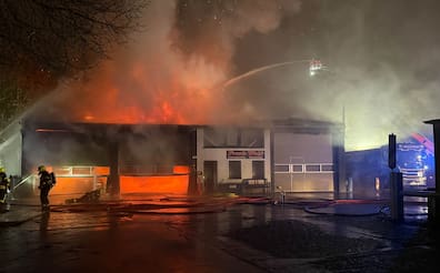 Ein Teil der mehrere Hundert Quadratmeter großen halle wurde auch als Werkstatt genutzt, darin brannten Lastwagen.