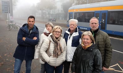 Bürgerinitiative gegen den Ausbau der Prager Straße in Leipzig. v.l. Mathias Redwitz, Ines Kriegsmann, Ina Alexandra Tust, Dieter Kriegsmann, Beate Müller und Torsten Teichert auf der Prager Straße.