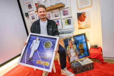 Jascha Welzel hat im Jahr 2025 je eine Goldene Schallplatte für einen Roland-Kaiser-Song und einen für ein Lied für Daniela Alfinato erhalten.