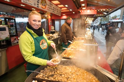 Franziska Hamberger bereitet in der Schlemmerstube Champignonpfanne zu.