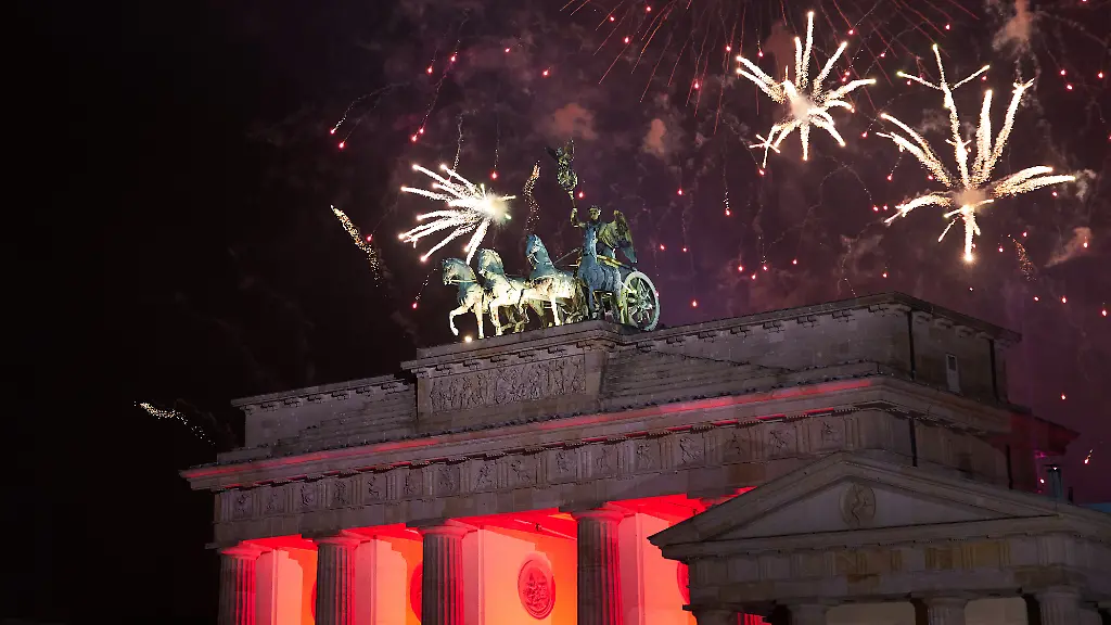 Zum-Jahreswechsel-wird-vor-dem-Brandenburger-Tor-ein-riesiges-Feuerwerk-abgefeuert