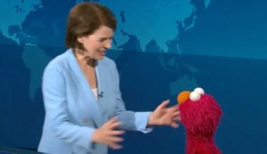Elmo bei der Tagesschau: Susanne Daubner startet Knuddel-Attacke | News