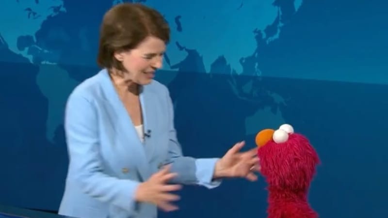 Elmo bei der Tagesschau: Susanne Daubner startet Knuddel-Attacke | News