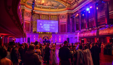 Veranstaltungsgäste in Kostümen