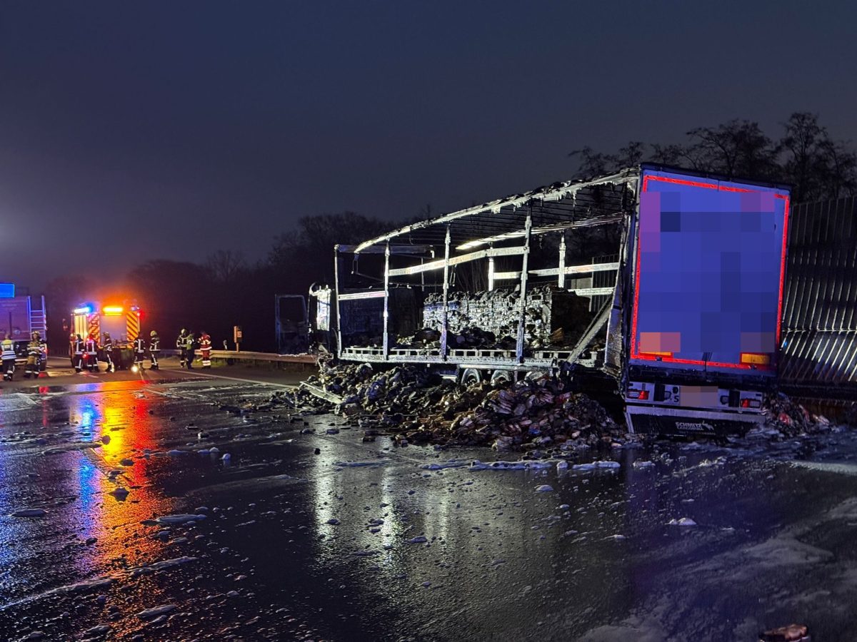 Ein Lkw auf der A2 ist ausgebrannt.