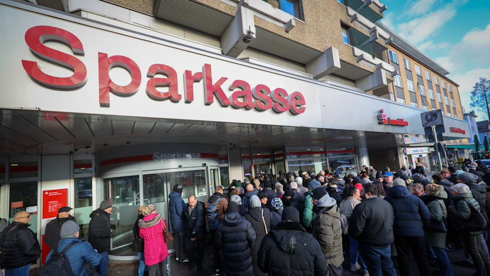 Vor der Filiale im Stadtteil Buer versammeln sich auch am Dienstag Kunden der Sparkasse