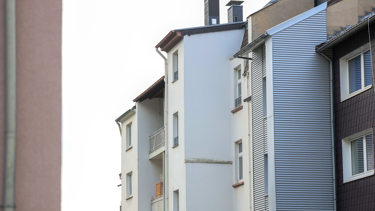 Razzia wegen Kindesmissbrauchs: Verdächtiger springt aus 4. Stock und stirbt | Regional