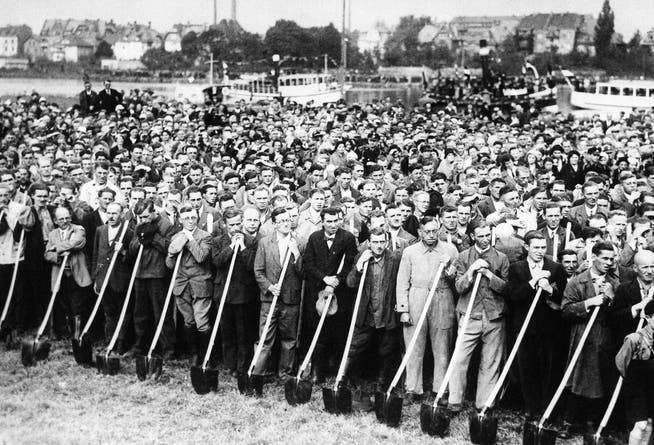 Arbeiter hören Adolf Hitler 1933 bei einer Rede zu. Gleich sollen sie beginnen, die ersten Meter der Reichsautobahn zu schaufeln. Die Nationalsozialisten hatten einen grossen Einfluss auf die Entstehung der deutschen Automobilindustrie.