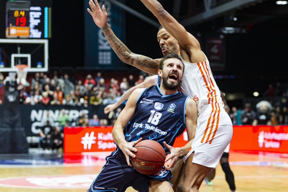 Doğuş Özdemiroğlu von Turk Telekom Ankara am Ball im Zweikampf mit Niners-Publikumsliebling Kevin Yebo.