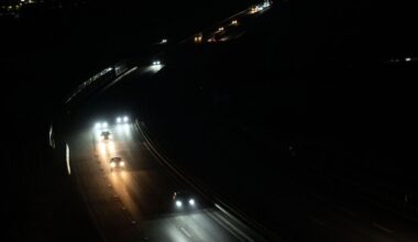 Betrunkene schläft im Auto auf Standstreifen