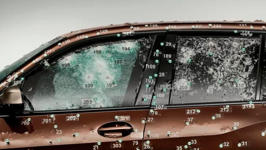 Der Wagen ist geschützt gegen Handfeuerwaffen und Schüsse aus einem AK-47-Sturmgewehr (auch Kalaschnikow genannt)