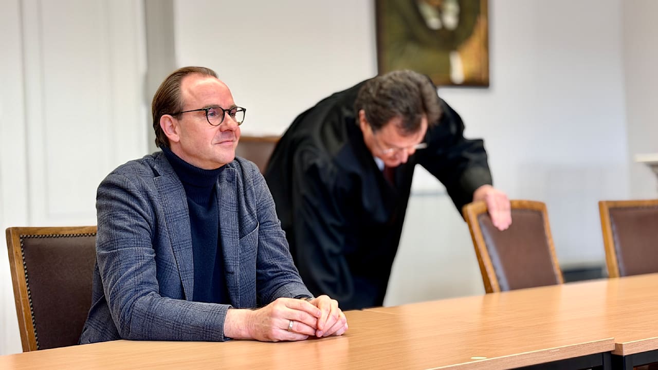 Schadensersatz-Prozess: Top-Manager soll Schrott-Villa arglistig verkauft haben | Regional