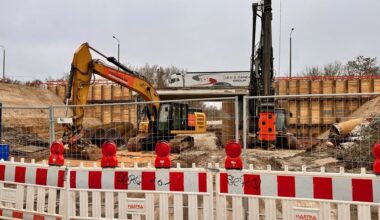 Pause auf Halles größter Baustelle, der Erneuerung der Brücken an der B80 nach Halle-Neustadt. Wie Sie sehen, passiert gerade nichts: Auch am Holzplatz schweigen die Maschinen, ist kein Arbeiter zu sehen.