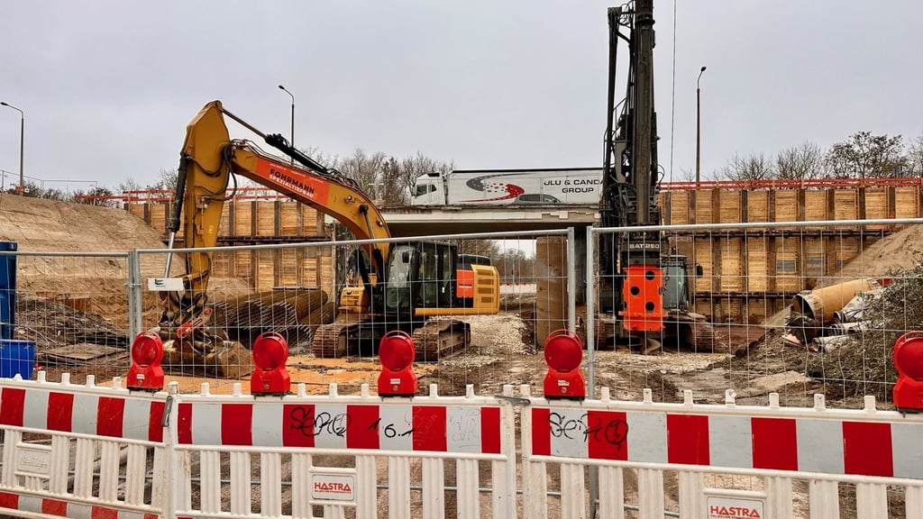 Pause auf Halles größter Baustelle, der Erneuerung der Brücken an der B80 nach Halle-Neustadt. Wie Sie sehen, passiert gerade nichts: Auch am Holzplatz schweigen die Maschinen, ist kein Arbeiter zu sehen.