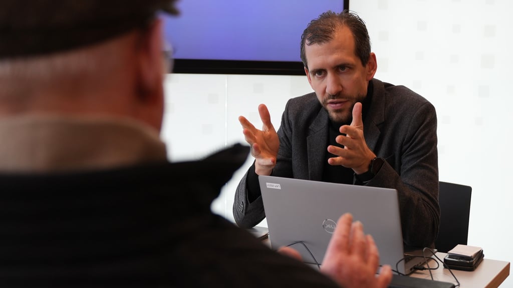 Interesse am kulturellen Erbe in Münster: Leser Günter Kipp (im Vordergrund) regte gegenüber Redaktionsleiter Niklas Wieczorek an, über plattdeutsche Kunst in der Überwasserkirche zu berichten.