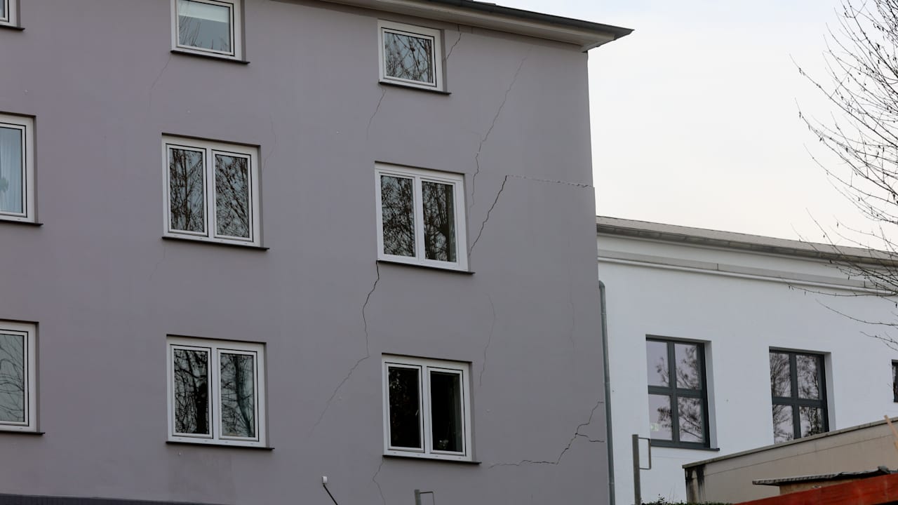 Großeinsatz in Wuppertal: Risse im Haus! Alle Bewohner mussten raus | Regional
