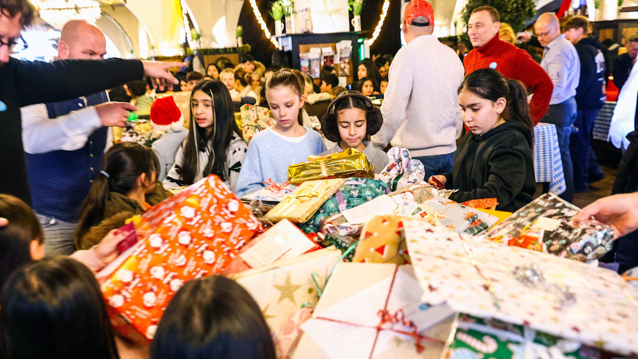 Weihnachtszauber in Berlin: Arche beschenkt tausend Kinder | Regional