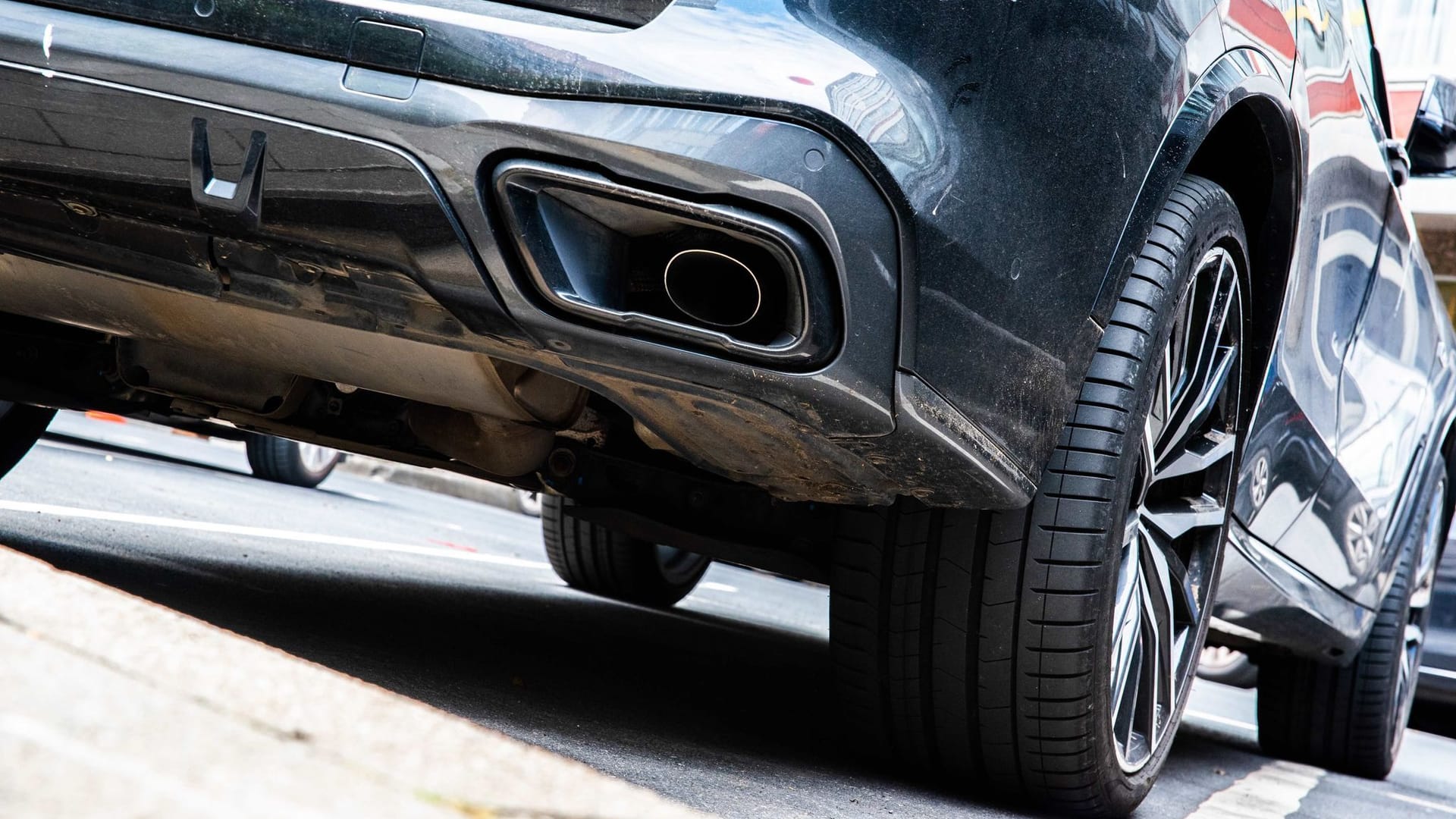 Auspuff eines Autos Auspuff eines Autos