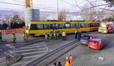 Zug entgleist in Stuttgart: Cabrio kracht frontal in Straßenbahn | Regional