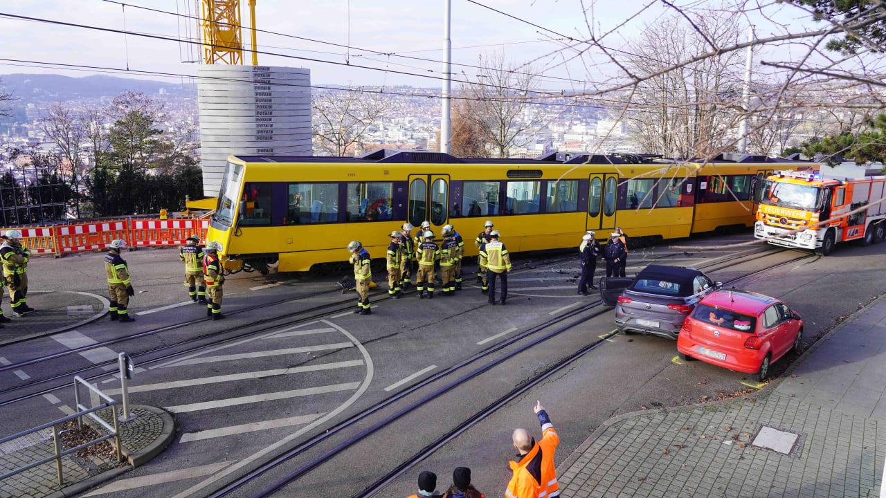 Zug entgleist in Stuttgart: Cabrio kracht frontal in Straßenbahn | Regional