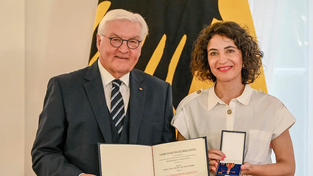 abb-Anna-Lena-von-Hodenberg-bekommt-den-Verdienstorden-mit-Urkunde-der-Bundesrepublick-Deutschland-verliehen-fuer-herausragende-Beitraege-fuer-das-Gemeinwohl-zum-Tag-der-Deutschen-Einheit-von-Bundespraesident-Frank-Walter-Steinmeier-ueberreicht-im-Schloss-Belevue-am-01-10