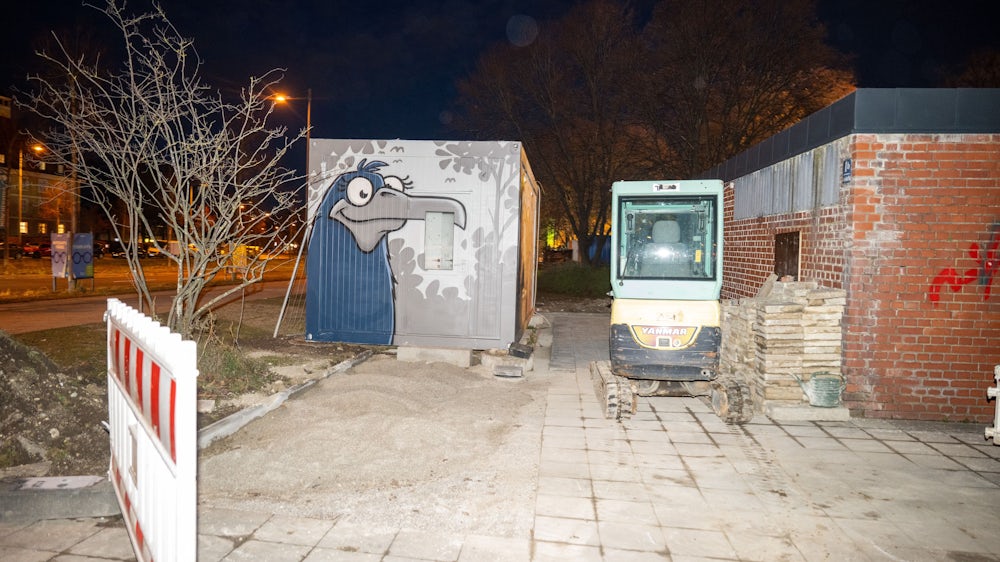 Krähen als Leitmotiv hat den Steinke-Schwestern Künstler-Freund Lion Fleischmann ans Café Backsteinchen gemalt.