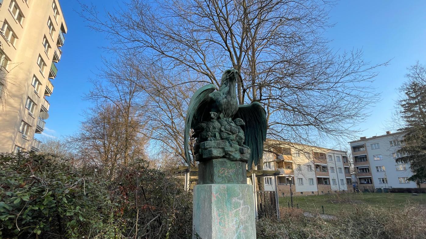 Umstrittener Nazi-Adler darf über Berliner Spielplatz thronen