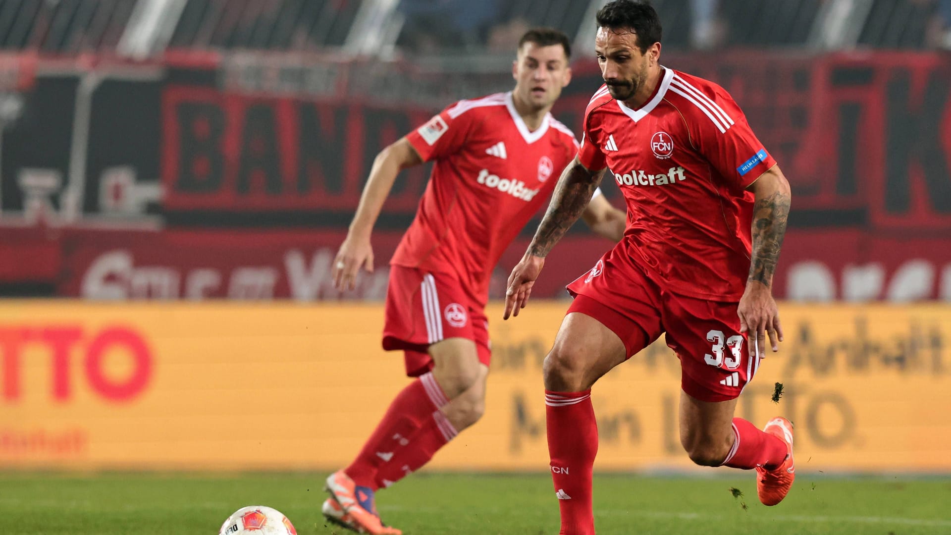 Adriano Grimaldi (Archivbild): Der Stürmer hofft gegen Schalke 04 wieder auf ein Erfolgserlebnis.